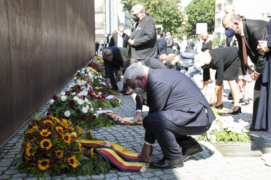 Kranzniederlegung vor dem Denkmal mit Bundespräsident der Bundesrepublik Deutschland, Frank-Walter Steinmeier