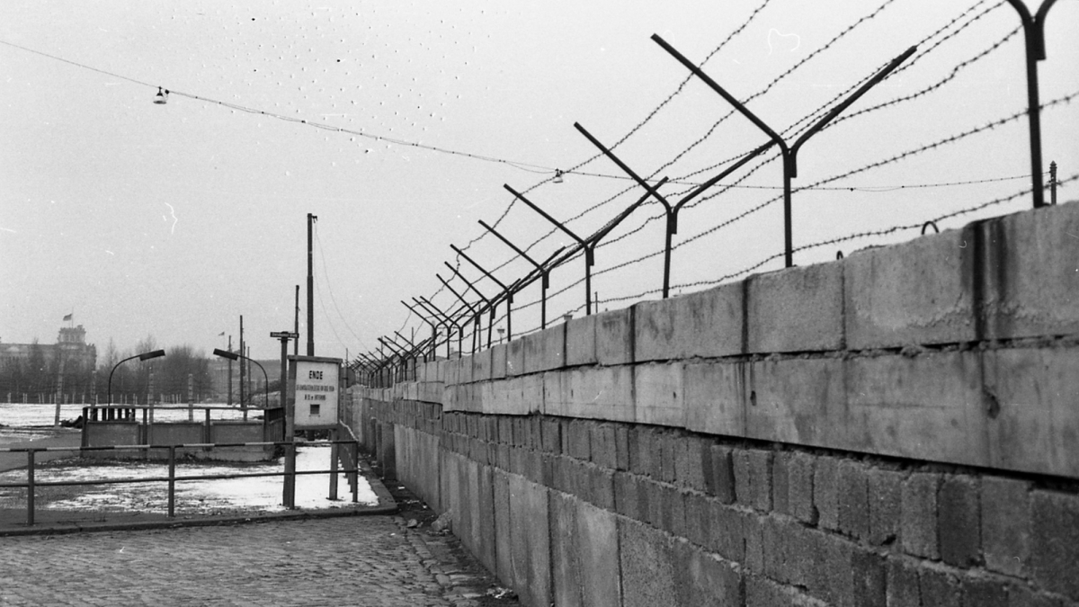 The Hinterland wall with barbed wire