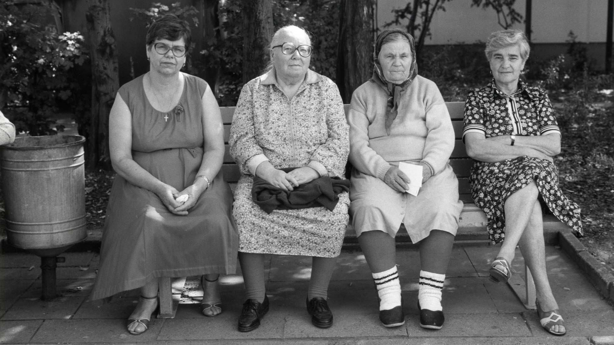 Vier Frauen auf einer Bank
