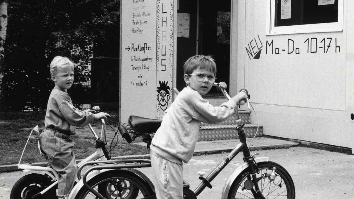 Zwei Jungs auf Fahrrädern vor Trollhaus
