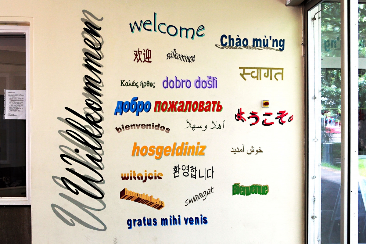 Text in verschiedenen Sprachen an der Wand des Übergangswohnheim