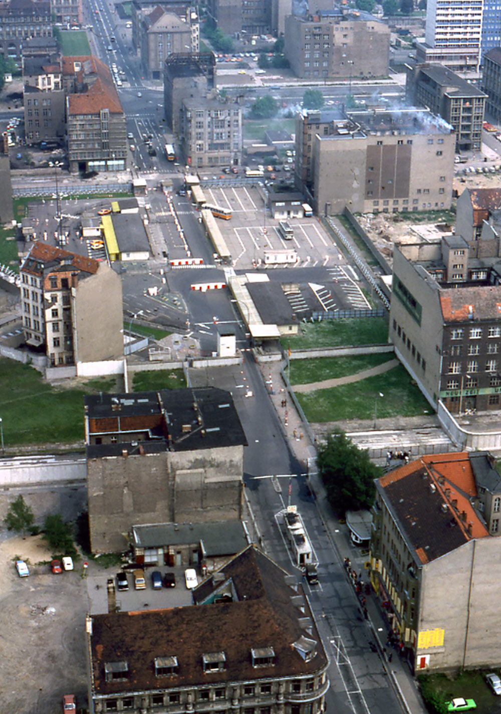 Luftbild der DDR-Grenzübergangsstelle, die sich über fünf Grundstücke erstreckt, in der Mitte der Friedrichstraße massive Betonbarrieren.