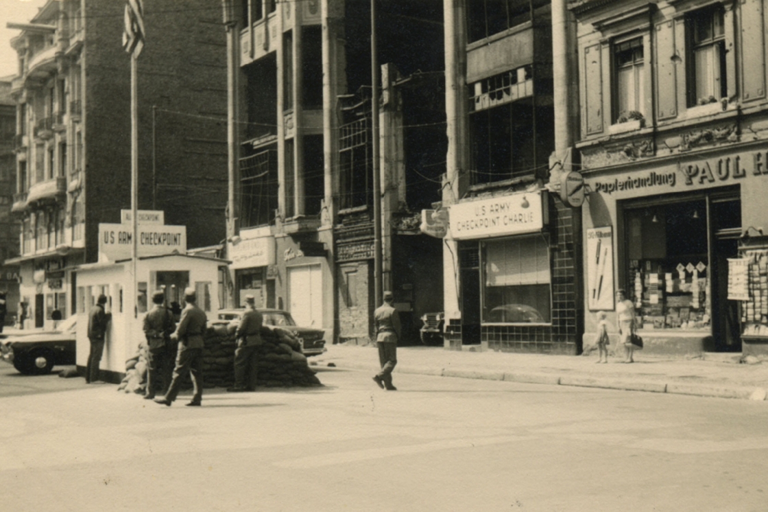 Historisches Foto vom Checkpoint Charlie
