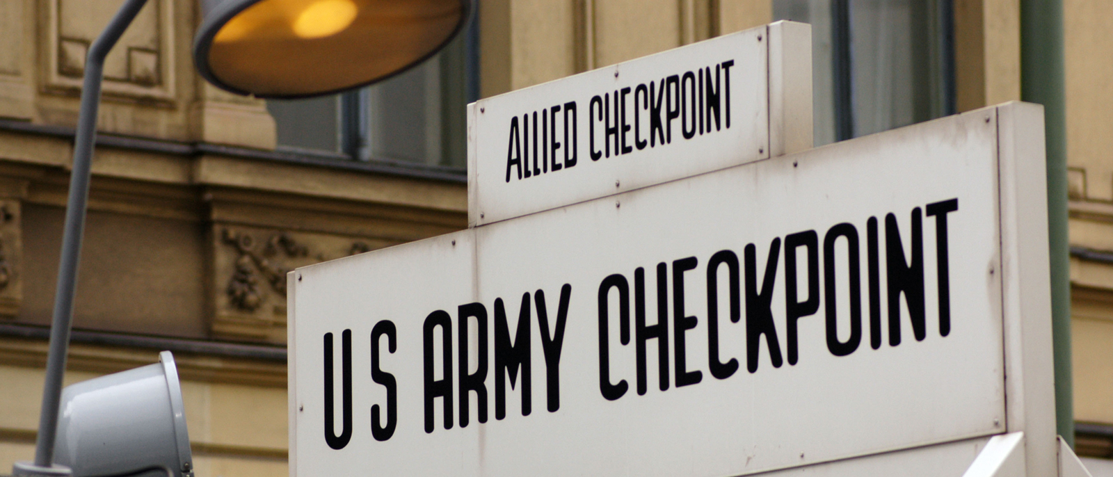 Der Schriftzug "Allied Checkpoint - US Army Checkpoint" auf dem rekonstruierten Kontrollhäuschen.