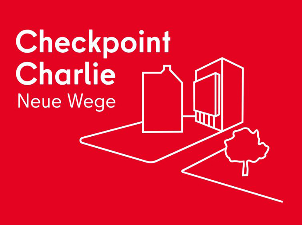 Rote Illustration mit Schriftzug "Checkpoint Charlie - neue Wege" und einer stilisierten weißen Zeichnung des Ortes.